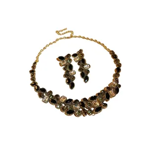 Parure collier et boucles d'oreilles vintage dorée avec cristaux noirs et transparents