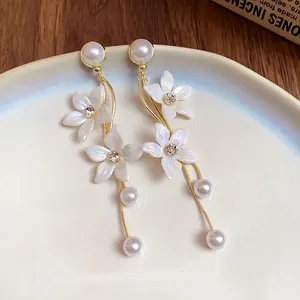Elegante Ohrringe mit Silber nadel, irisierenden Blüten, Strass und Perlen quasten