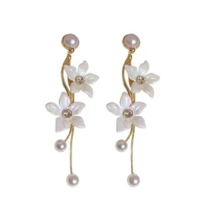 Elegante irisierende weiße Blumenohrringe mit Perlen und funkelnden Strasssteinen
