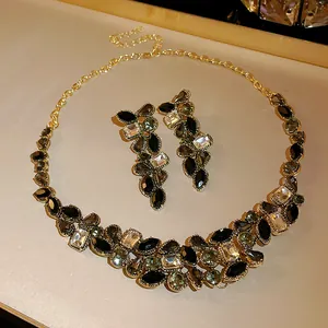 Vue détaillée d'un ensemble de bijoux de luxe avec des pierres noires et claires étincelantes