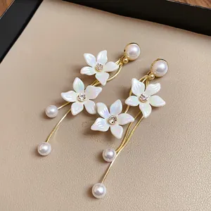 Detailansicht eleganter Blumen-Perlen-Ohrringe mit schillernden Blüten und Strasssteinen.