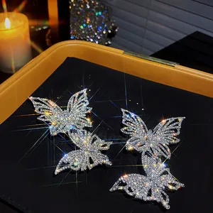 Spille a farfalla con strass scintillanti caratterizzate da un design regale