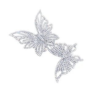 Squisita spilla a doppio farfalla con strass scintillanti e finitura color argento.