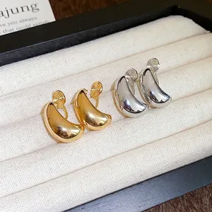 Boucles d'oreilles à clip goutte d'eau en métal poli doré et argenté pour oreilles.
