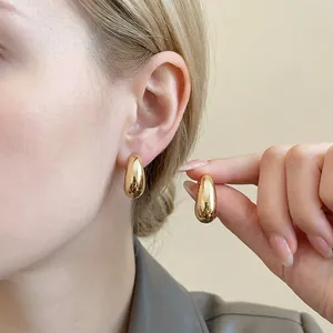 Clips d'oreilles ovales dorés en forme de goutte pour oreilles non percées sur modèle