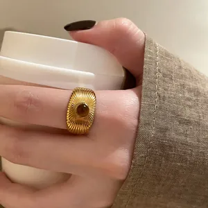 Anello vintage a girasole dorato con finta pietra occhio di tigre sul dito indice