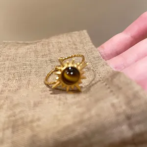 Macro scatto di un anello vintage a forma di girasole dorato con occhio di tigre sintetico
