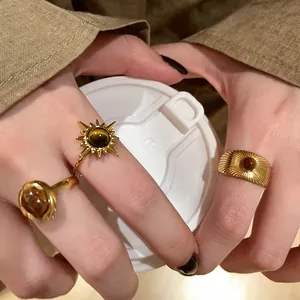Anelli vintage a girasole con finta pietra occhio di tigre marrone indossati in stile pendolare
