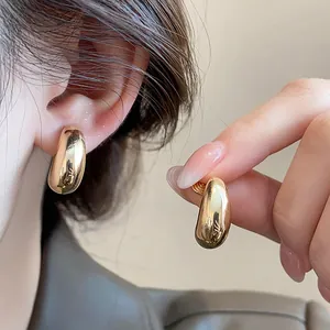 Vue détaillée des boucles d'oreilles clips gouttes dorées minimalistes sans perçage