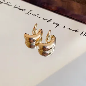 Élégantes boucles d'oreilles à clip dorées minimalistes en forme de goutte d'eau