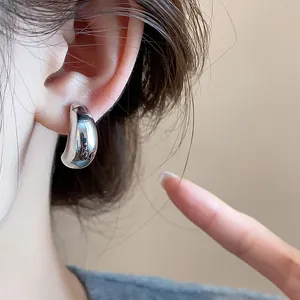 Vue détaillée d'un clip d'oreille en forme de goutte d'argent pour oreilles non percées.