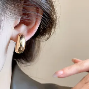 Détail d'un clip d'oreille goutte d'eau ovale minimaliste doré pour oreilles non percées