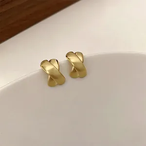 Eleganti orecchini a clip minimalisti in oro opaco a forma di croce con finitura metallica