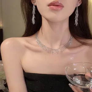 Élégant ensemble collier et boucles d'oreilles à franges argentées avec cristaux