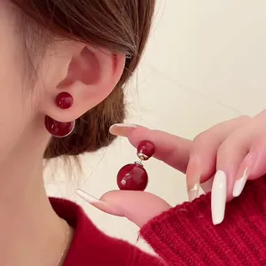 Orecchini vintage a doppia perla rossa con perni in acciaio per un look elegante festa