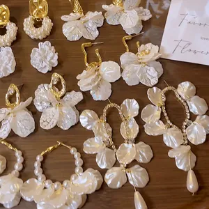 Elegant shell petal earrings with pearls and gold accents in French vintage style