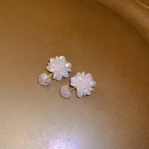 Elegant French vintage flower earrings with pearls and rhinestones in a gold finish