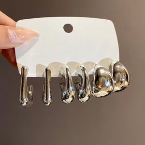 Detailansicht von silbernen unregelmäßigen geometrischen Wassertropfen-Ohrring-Set