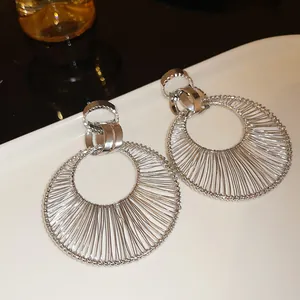 Elegant silver pleated wire hoop earrings with a minimalist French retro aesthetic