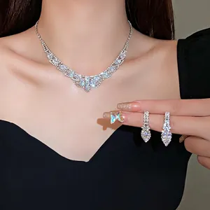 Parure de bijoux élégante en argent avec collier et boucles d'oreilles en strass