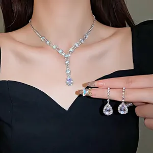 Élégant ensemble de bijoux collier et boucles d'oreilles goutte d'eau en strass