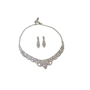 Élégante parure de bijoux de mariée avec collier en strass et boucles d'oreilles assorties.