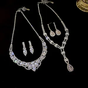 Élégante parure collier et boucles d'oreilles en strass pour mariages et soirées