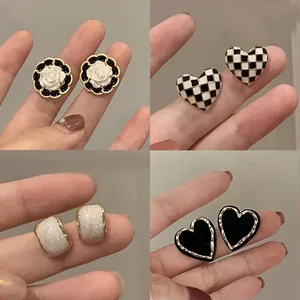 Boucles d'Oreilles Vintage Fleur de Camélia Cœur Damier pour Femmes Tige en Argent Sterling 925 Bijoux en Alliage Perles Artificielles