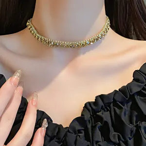 Λεπτομέρεια ενός χρυσού τσόκερ με τετράγωνα στρας σε λαιμό μοντέλου.
