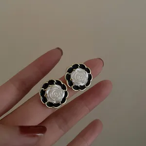 Boucles d'oreilles camélia de style vintage français en émail noir et blanc