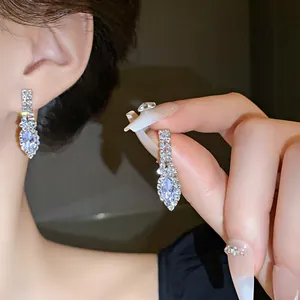 Boucles d'oreilles pendantes élégantes avec cristal marquise violet et pavé de strass