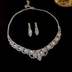 Parure de bijoux étincelants avec collier et boucles d'oreilles en pierres marquise