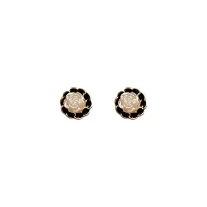 Élégantes boucles d'oreilles camélia de style vintage français avec motif floral bicolore