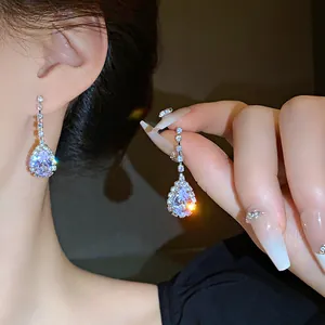 Élégantes boucles d'oreilles goutte lavande en argent avec halo de cristaux brillants