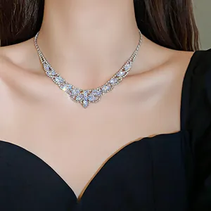 Vue détaillée d'un élégant collier ras du cou en forme de V orné de strass sur un mannequin