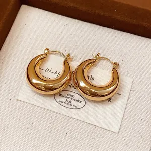 Klobige 18-Karat vergoldete Creolen, präsentiert in einer minimalistischen Box