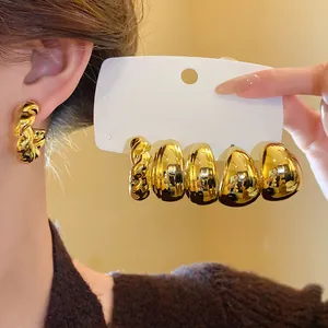 Elegantes goldfarbenes Ohrring-Set mit unregelmäßigen geometrischen Wassertropfen-Motiven