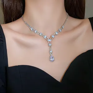 Gros plan d'un élégant collier en Y scintillant avec strass en goutte sur un mannequin