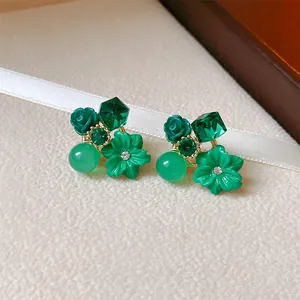 Minimalistische grüne Blumen-Ohrstecker im koreanischen Stil mit Kristallen und Silber