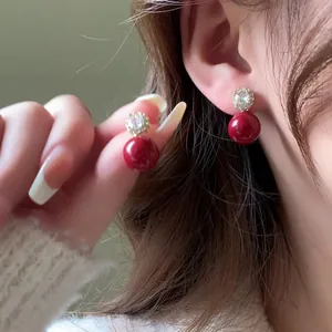 Boucles d'oreilles élégantes en argent S925 avec perles rouges et fleurs en zircone