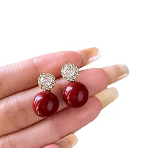 Boucles d'oreilles élégantes perles rouges vintage avec clous en fleur de zircone pour femme