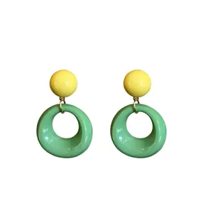 Eleganti orecchini a cerchio in acrilico con borchie a sfera gialle e pendente verde