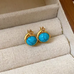 Pendientes redondos vintage bañados en oro con resina turquesa en estuche de joyas