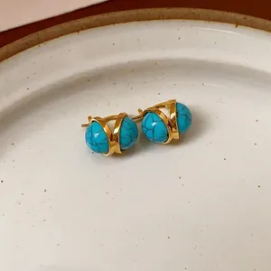 Pendientes de aro vintage dorados con cuentas de resina turquesa estilo étnico.
