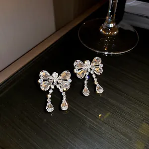 Boucles d'oreilles nœud en argent avec pendentifs gouttes en cristal scintillant