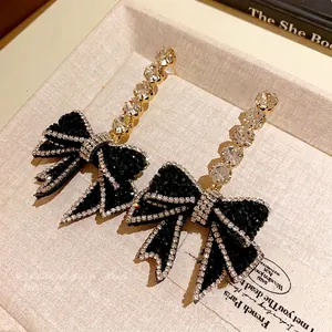 Boucles d'oreilles pendantes luxe en argent S925 avec nœuds en cristal noir et strass brillants