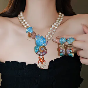 Detailansicht einer Vintage-Perlen-Muschelkette mit bunten Strasssteinen und Emaille.
