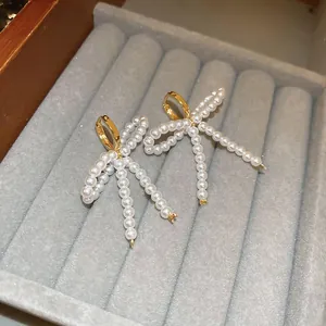 Elegante Vintage-Ohrringe mit Perlen-Quasten-Schleife und goldfarbenem Finish für Damen