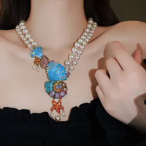 Detailansicht der Vintage-Doppel-Perlenkette mit strassbesetzten Muschelanhängern.