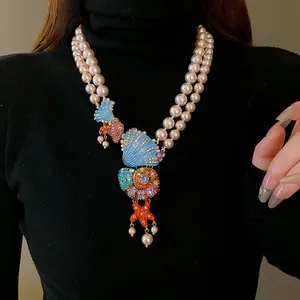 Nahaufnahme einer Vintage-Perlenkette mit bunten Strassmuscheln und Seesternen.